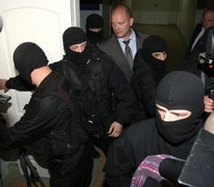 Представители силовых структур, обеспечивающих охрану экс-министра МВД Юрия Луценко в больнице