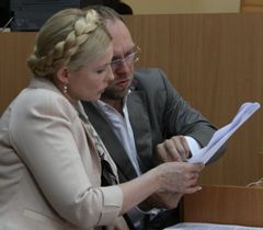 Юлия Тимошенко и Сергей Власенко во время заседания Печерского райсуда Киева. 11 мая