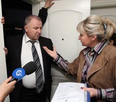 Дружина Юрія Луценко Ірина розмовляє з начальником конвою в лікарні швидкої медичної допомоги 