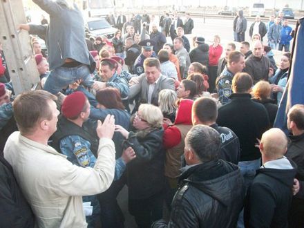 СМИ: в Киеве сносят рынок «Лесной» - есть раненые