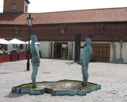Во дворе музею Кафки, Прага
