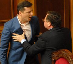 Олег Ляшко и Адам Мартынюк во время заседания Верховной Рады. Киев, 18 мая