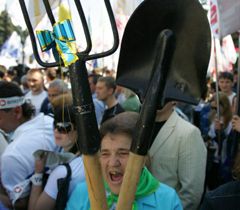 Участница Весеннего марша протеста в рамках акции протеста «Вперед!» возле здания ВР. Киев, 19 мая