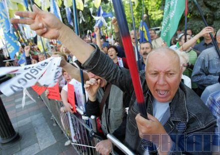 Акция «Вперед»: Азарову вручили лопату и призвали уйти в отставку