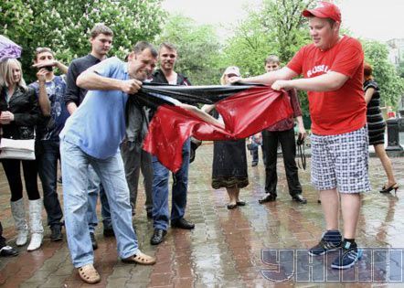 Участники акции в Одессе разрывают бандеровский флаг (фото)