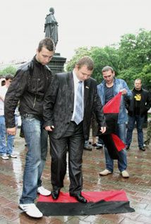 Участники акции в Одессе разрывают бандеровский флаг (фото)