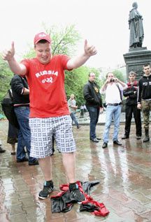 Участники акции в Одессе разрывают бандеровский флаг (фото)