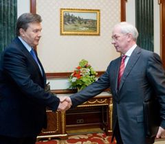 Віктор Янукович і Микола Азаров вітаються під час зустрічі в Києві. 23 травня 