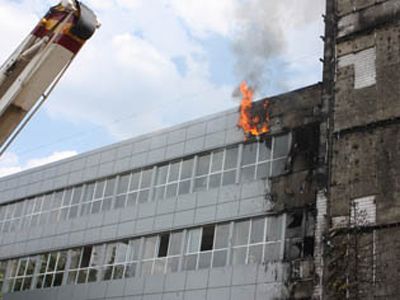В Донецке горит 7-этажное здание (фото)