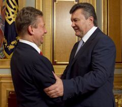 Віктор Янукович і Олексій Міллер під час зустрічі в Києві. 24 травня