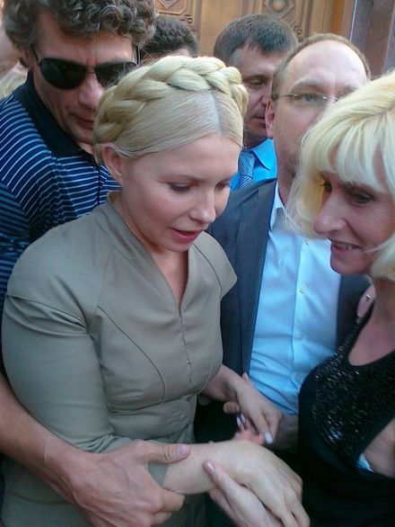 Тимошенко вышла из Генпрокуратуры под песню УПА
