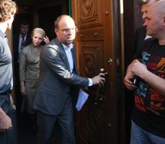 Юлія Тимошенко та Сергій Власенко виходять з будівлі ГПУ. Київ, 24 травня 