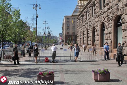 На Хрещатику поставили паркан - заради безпеки Януковича (фото)