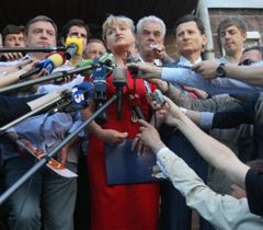 Дружина Юрія Луценка Ірина відповідає на запитання журналістів біля будівлі Лук’янівського СІЗО. Київ, 27 травня 