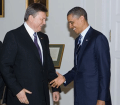 Віктор Янукович та Барак Обама під час зустрічі у Варшаві. 27 травня