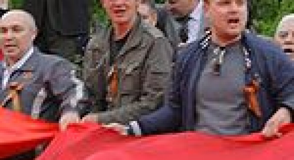 «Русское единство» приехало во Львов «упорядочить могилы» без лопат, но с оружием