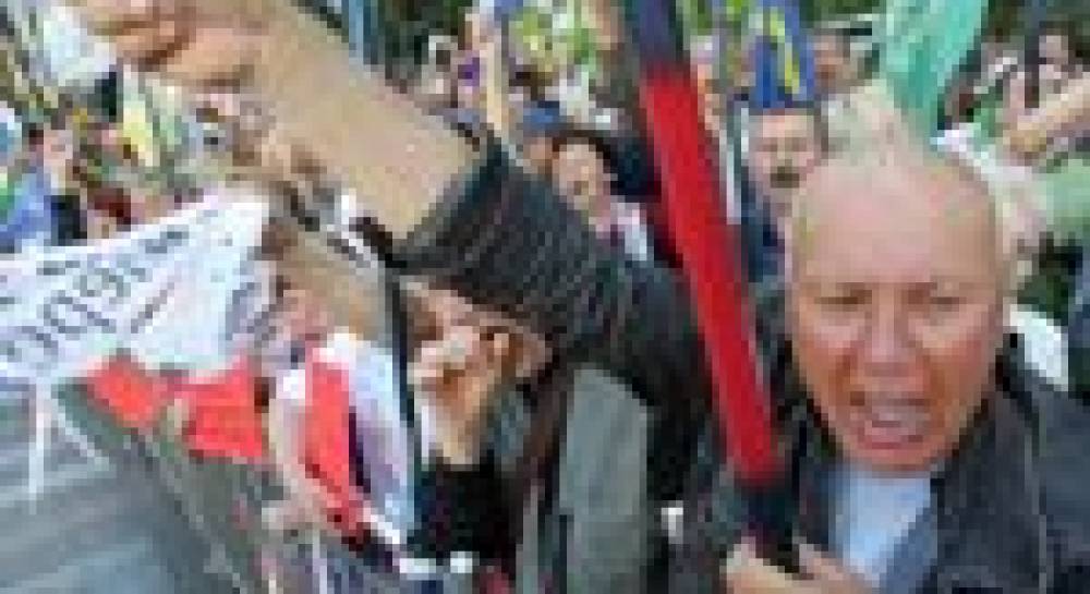 Акция «Вперед»: Азарову вручили лопату и призвали уйти в отставку