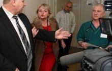 Дружину Луценка знову не пускають до чоловіка в лікарню