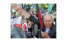 Акция «Вперед»: Азарову вручили лопату и призвали уйти в отставку