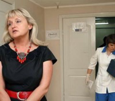Дружина Юрія Луценка у лікарні швидкої медичної допомоги, де знаходиться її чоловік. Київ, 16 травня 