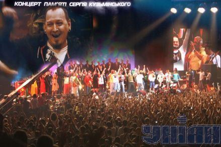 Трибьют «Гадюкиных»: аншлаг, 15 секунд молчания и Тимошенко в очереди за диском
