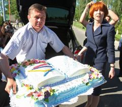 Дария Чепак собирается дарить торт журналистам, которые собрались возле резиденции Президента в Межгорье