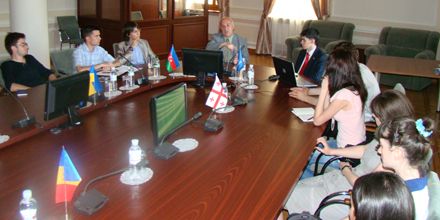 Генсек ГУАМ встретился с молодыми дипломатами