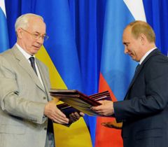 Николай Азаров и Владимир Путин обмениваются Программой экономического сотрудничества