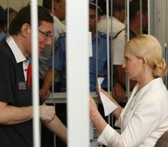 Юрій Луценко і Юлія  Тимошенко у залі засідань Печерського райсуду. 9 червня