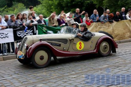 Львовом ганяли на ретро-автомобілях (фото)