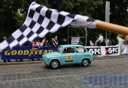 Львовом ганяли на ретро-автомобілях (фото)