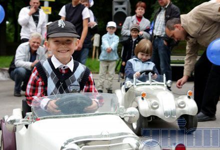 Львовом ганяли на ретро-автомобілях (фото)