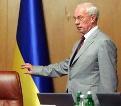 Николай Азаров перед началом заседания Кабинета Министров. Киев, 15 июня