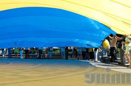 Найбільший прапор України розгорнули біля парламенту (фото)