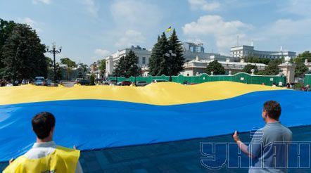 Найбільший прапор України розгорнули біля парламенту (фото)