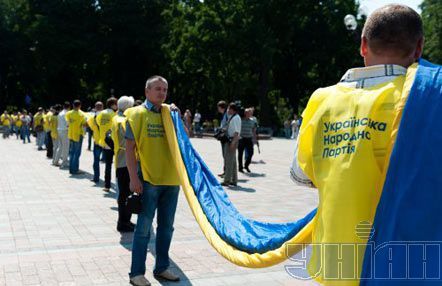 Найбільший прапор України розгорнули біля парламенту (фото)