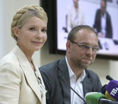 Юлия Тимошенко и ее защитник в суде Сергей Власенко во время брифинга. Киев, 22 июня