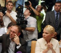 Власенко і Тимошенко під час судового засідання. Київ, 24 червня