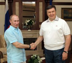 Владимир Путин и Виктор Янукович во время неформальной встречи в Крыму. 25 июня