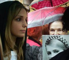 Дочь Тимошенко среди сторонников экс-премьера возле Печерского суда