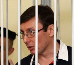 Луценко общается с судьей Вовком в Печерском суде. Киев, 30 июня