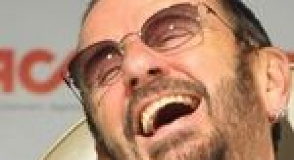 Екс-бітл Рінго Старр у Києві співав у вишиванці у напіворожній залі