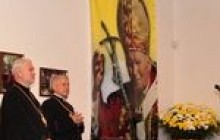 Життя Івана Павла ІІ у картинах і речах представили в Києві