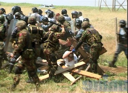 Русские казаки подрались с украинской милицией в Крыму (фото)