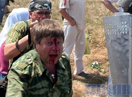 Русские казаки подрались с украинской милицией в Крыму (фото)