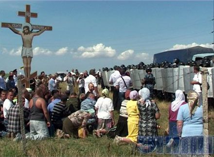 Русские казаки подрались с украинской милицией в Крыму (фото)