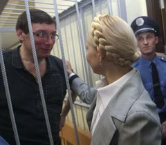 Юрий Луценко и Юлия Тимошенко во время судебного заседания в Печерском районном суде
