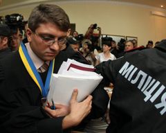 Суд над ЮВТ: Дубина предлагает расспросить Ющенко, Диденко срывает аплодисменты