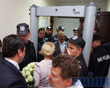 'Бойцовский день' Тимошенко: скандал, слово из трех букв и свинья для Януковича
