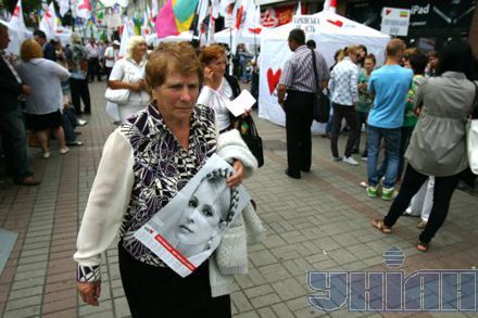 'Бойцовский день' Тимошенко: скандал, слово из трех букв и свинья для Януковича
